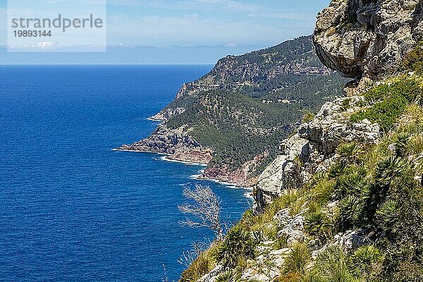 Landschaftlicher Blick auf die Küste im Norden Mallorcas zwischen Bayalbufar und Andratx
