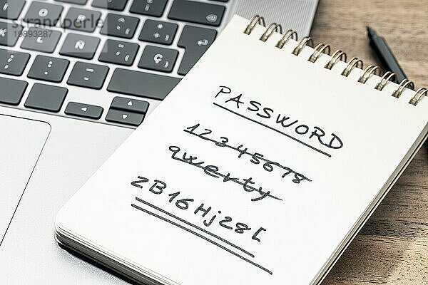Starkes und schwaches einfaches Passwortkonzept. Handgeschriebener Text auf Notizblock auf Laptop