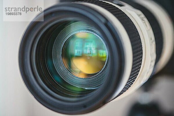 Nahaufnahme einer professionellen Fotokamera auf einem Stativ  Objektiv