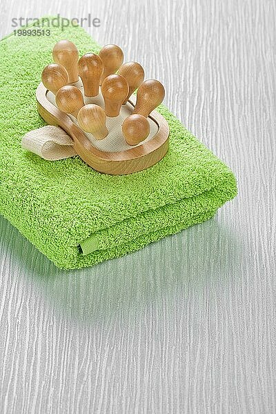 Massagegerät auf grünem Handtuch