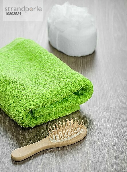 Haarbürste und Badeschwamm mit Handtuch