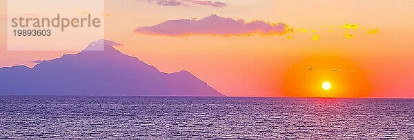 Banner Hintergrund mit Silhouette des Berges Athos bei Sonnenaufgang oder Sonnenuntergang mit Lichtstrahlen und Meerpanorama in Griechenland