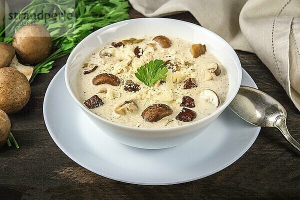 Pilzsuppe mit Zutaten auf einem dunklen  rustikalen Holzhintergrund  selektiver Fokus