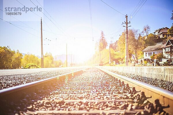 Landschaft einer alten verlassenen Eisenbahn im Herbst. Warmes Licht  nachhaltiges Reisen