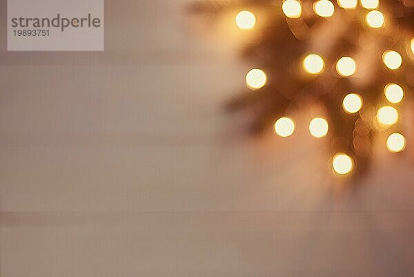 Weihnachten Bokeh Hintergrund der verschwommenen Lichter und Zweige in der Ecke