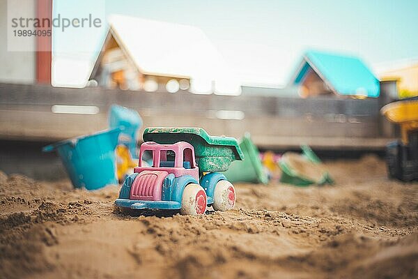 Kinder Plastikspielzeug im Sandkasten. Lkw  selektiver Fokus