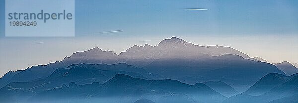 Bergsilhouette in Österreich im Herbst