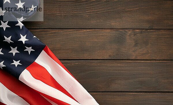 Amerikanische Flagge auf rustikaler Holztischplatte mit Kopierfläche. Ansicht von oben