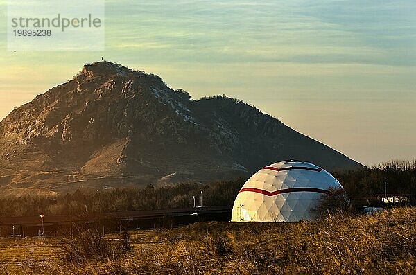 Galicien in Form einer Kuppel vor dem Hintergrund des Kaukasusgebirges im Licht des Sonnenuntergangs