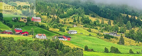 Norwegische Fjorddorf Landschaftsbanner mit grünen Bergen und bunten Häusern in Olden  Norwegen  Europa