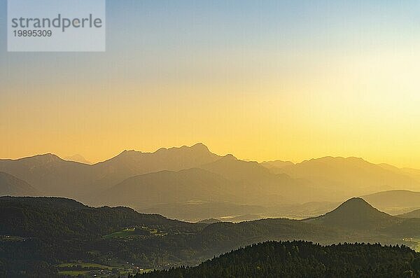 Berge in Karnten Österreich. Blick vom Pyramidenkogelturm auf Wälder und die Umgebung. Touristisches Ziel