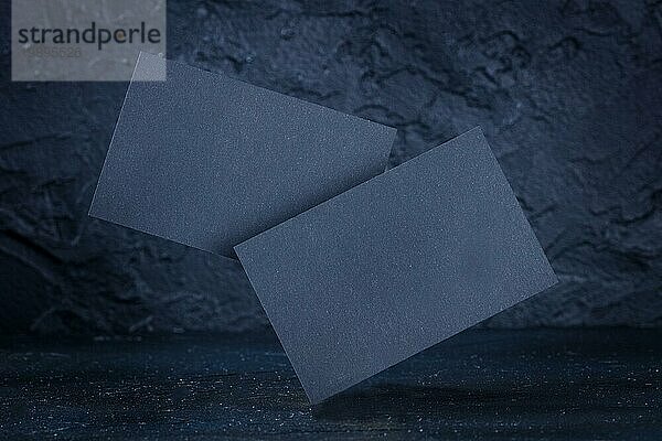 Schwarze Visitenkarte Mockup  Vorder und Rückseite  auf einem dunklen Hintergrund  eine Vorlage für Design Präsentation  dicken Karton