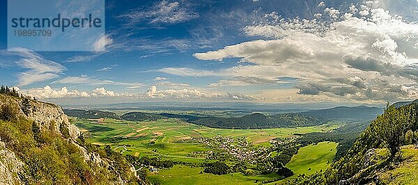 Panoramablick vom Naturpark Hohe Wand in Niederösterreich. Touristisches Ziel