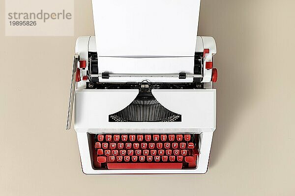 Draufsicht auf eine retro und bunte Schreibmaschine mit leeren weißen Papier. Kreatives Schreiben Prozess Konzept