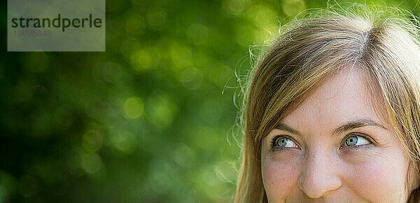 Ausschnitt Porträt von schönen Mädchen  blonde Haare und blaue Augen  Sommerzeit