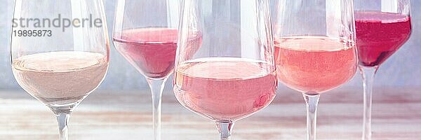Rosa Wein in verschiedenen Schattierungen. Getöntes Panorama  viele Weingläser