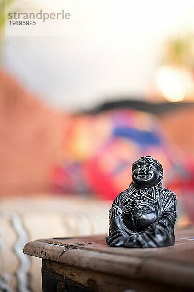 Feng Shui: Buddhastatue auf einem Tisch im eigenen Wohnzimmer