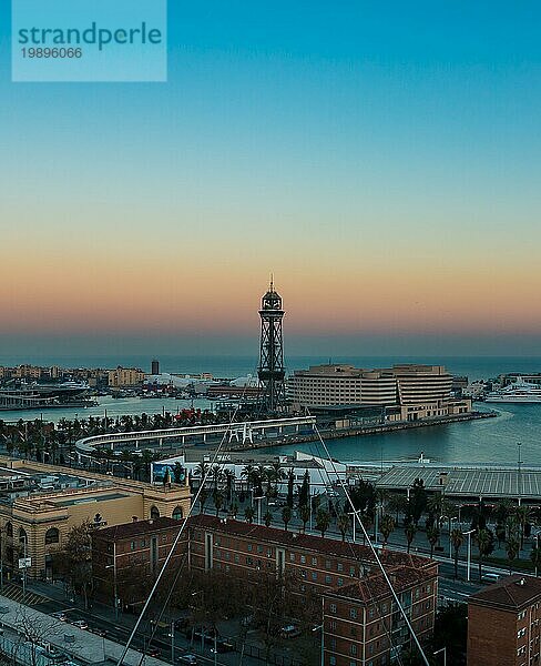 Ein Bild der Hafenseilbahn bei Sonnenuntergang (Barcelona)