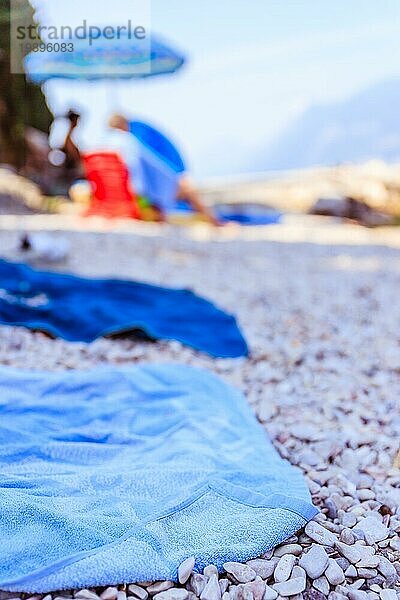 Badetuch am Strand  andere Menschen im unscharfen Hintergrund