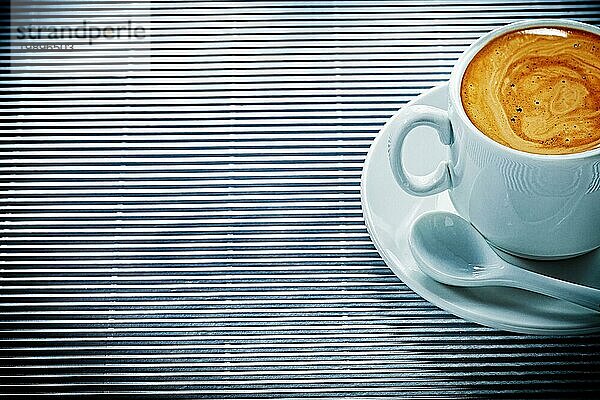 Tasse schwarzen Kaffee Untertasse Teelöffel auf gestreiften Hintergrund Kopie Raum