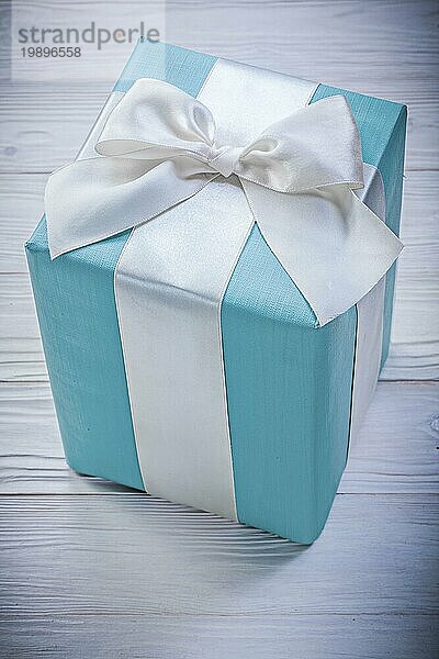 Blaue Geschenkbox auf Holzbrett Draufsicht Feiern Konzept