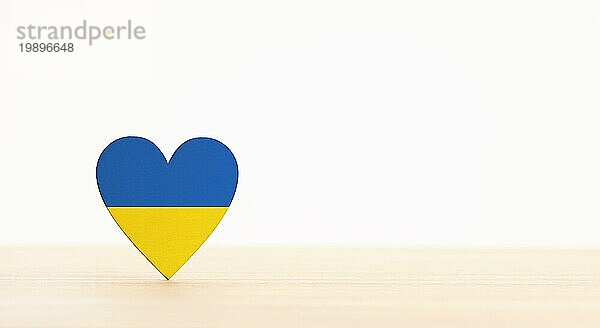 Flagge der Ukraine auf Herzform. Weißer Hintergrund. Platz zum Kopieren