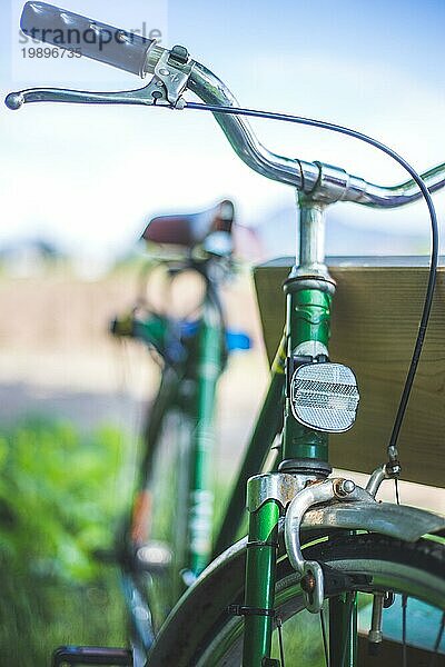 Frontalaufnahme eines Vintage Retro Fahrrads  Kopfreflektoren und unscharfer Hintergrund