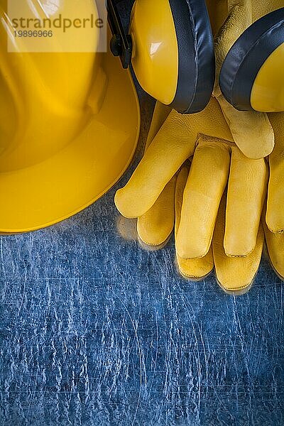 Sammlung von Sicherheit gelbe Arbeitskleidung auf zerkratzt metallischen Hintergrund Bau Konzept