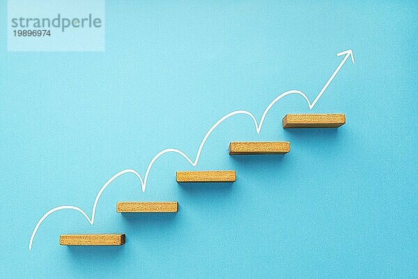 Steigender Pfeil auf einer Treppe auf blauem Hintergrund. Wachstum  wachsendes Geschäft  Erfolgsprozesskonzept. Kopieren Raum