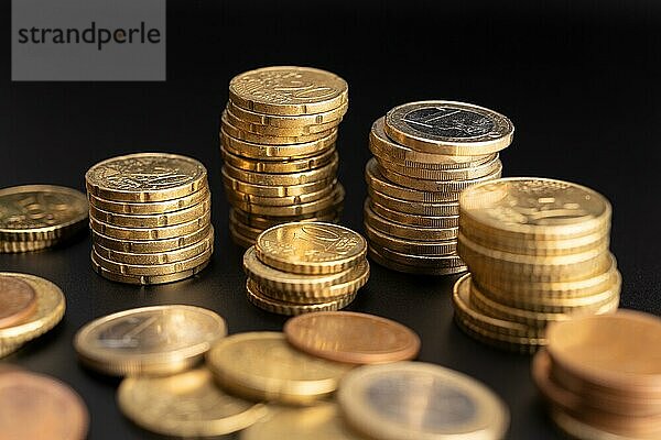Hintergrund von Euromünzen auf schwarzem Hintergrund. Währung Geld