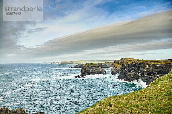 Der Kilkee Cliff Walk ist eine landschaftlich reizvolle  2 bis 3 Stunden dauernde (8 km)  mittelschwere Rundwanderung entlang der Kilkee Cliffs  die am Diamond Rocks Café  Pollock Holes Parkplatz  beginnt