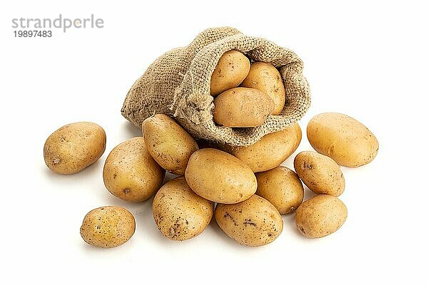 Neue Kartoffeln in einem Leinensack auf weißem Hintergrund. Rohe Kartoffel