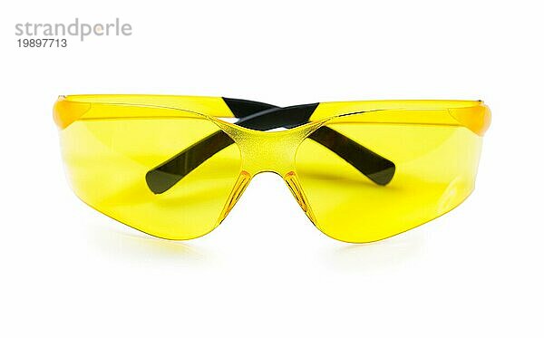 Gelbe Schutzbrille vor weißem Hintergrund
