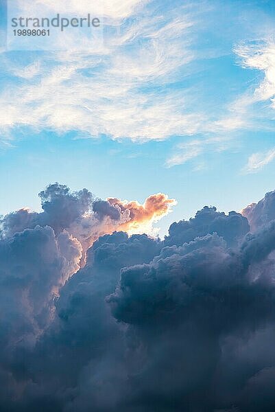 Wolken am Himmel Himmel rosa und blaün Farben. Himmel Symbolbild natürlichen Hintergrund