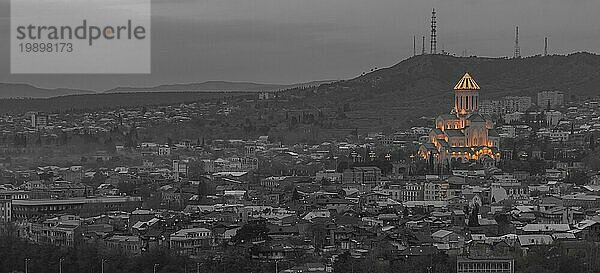 Ein Schwarzweißbild der Sameba Kathedrale in Tiflis