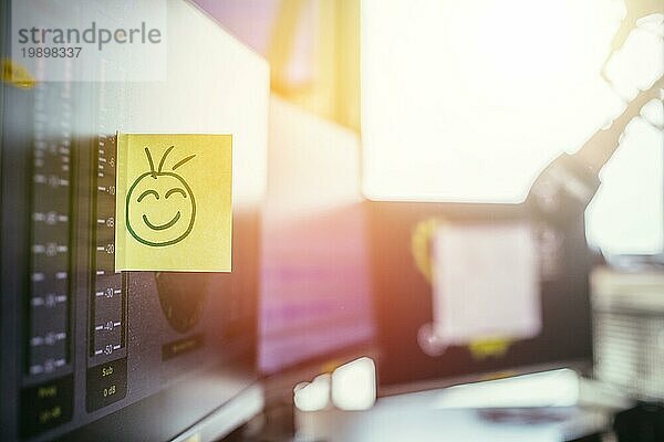 Feedback und Motivationskonzept: Smiley Illustration am Arbeitsplatz