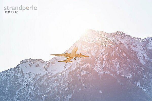 Flugzeug hebt ab  idyllische Bergkette im Hintergrund