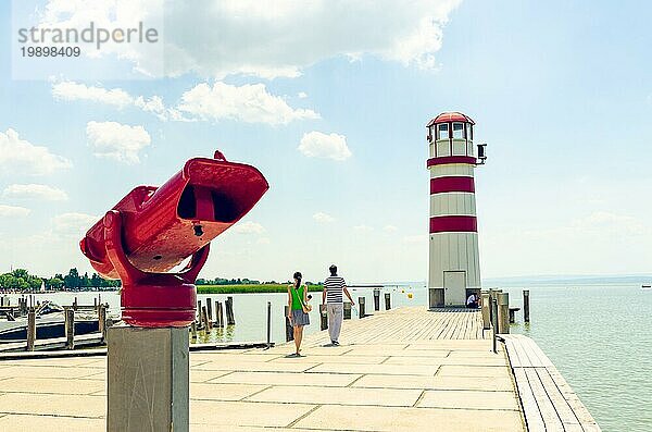 Österreich  Podersdorf  07.06.2015: Der berühmte Leuchtturm von Podersdorf  Neusiedlersee  Burgenland  Menschen am Leuchtturm Touristenort  Europa