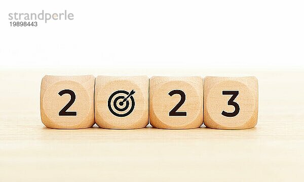 2023 Ziele Konzept. Holzblöcke mit der Zahl 2023 und dem Zielsymbol. Raum kopieren