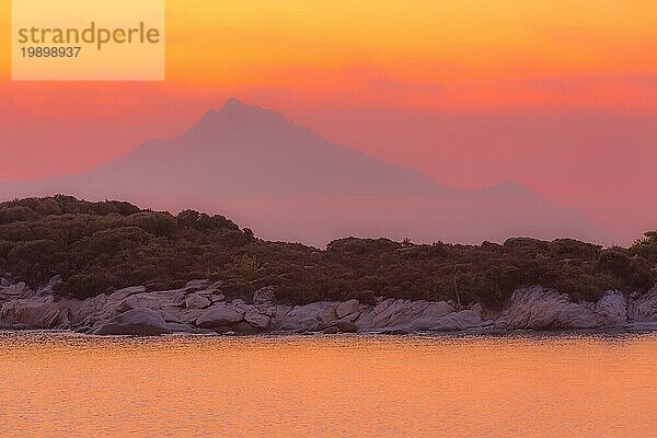 Silhouette des Heiligen Berges Athos  Griechenland bei buntem Sonnenuntergang Himmel und Meer Panorama
