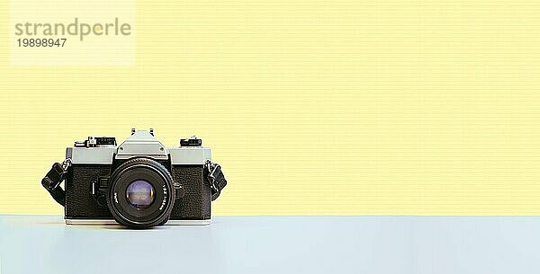 Retro Vintage Fotografie Kamera auf gelbem Hintergrund