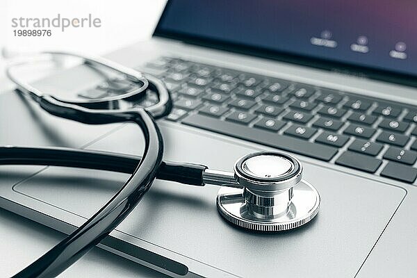 Stethoskop auf modernem Laptop Computer. Konzept der Online Gesundheitsversorgung oder Telemedizin