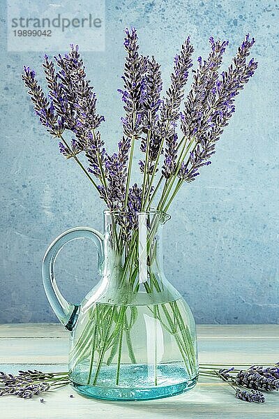 Lavendelbouquet in einer alten Glasflasche  ein nostalgisches Stillleben für eine Grußkarte