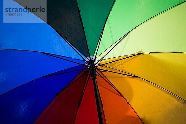 Segmente eines schönen Regenschirms in verschiedenen Farben