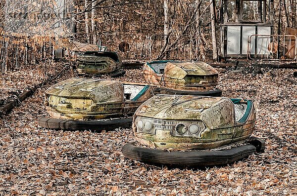 Niemand in einem verlassenen Vergnügungspark in Tschernobyl Ukraine im Herbst