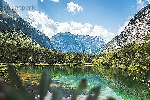 Bergsee mit Bergsilhouette im Hintergrund  Bluntautal  Sommerzeit