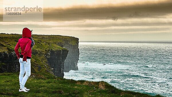 Der Kilkee Cliff Walk ist eine landschaftlich reizvolle  2 bis 3 Stunden dauernde (8 km)  mittelschwere Rundwanderung entlang der Kilkee Cliffs  die am Diamond Rocks Café  Pollock Holes Parkplatz  beginnt