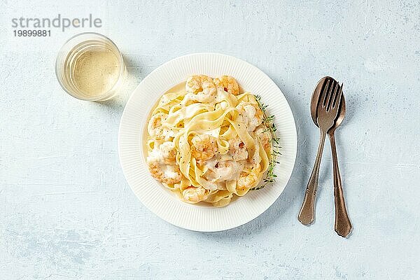 Italienische Meeresfrüchte Pasta. Pappardelle mit Shrimps und Sahnesauce  Overhead Flat Lay Shot mit Wein