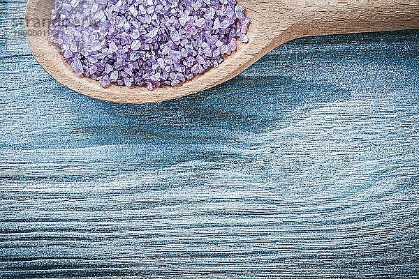 Lavendel Meersalz für die Hautpflege in Holzlöffel auf Holzbrett Draufsicht Spabehandlung Konzept