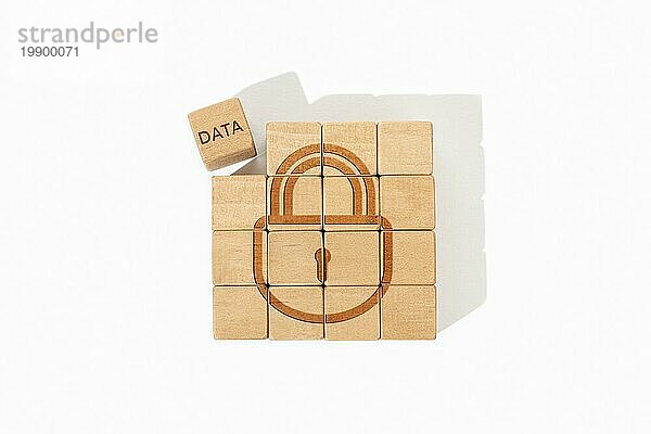 Datensicherheit Konzept. Holzblöcke mit Schloss Symbol und Daten Wort vor weißem Hintergrund
